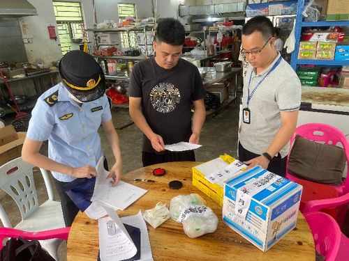 惠東縣市場(chǎng)監(jiān)管局多措并舉規(guī)范沿海旅游市場(chǎng)食品經(jīng)營(yíng)秩序