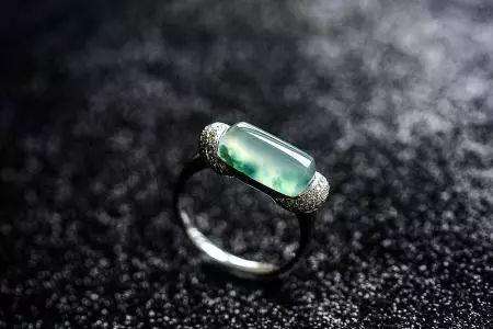 全面比較 哪個珠寶零售商的翡翠戒指最值得購買？