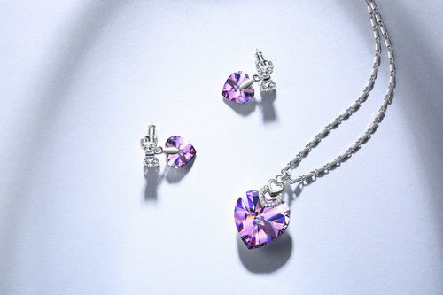 巧妙搭配珠寶首飾與文具用品，煥發(fā)年輕光彩與精致美感